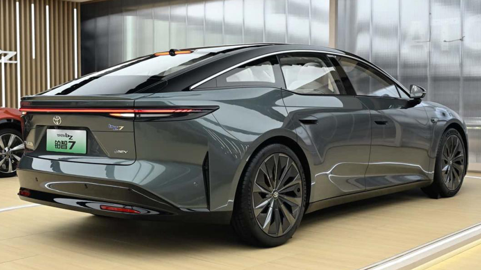 Το Toyota bZ7 έχει μήκος άνω των πέντε μέτρων (5.130 χιλιοστά) και μεταξόνιο πάνω από τα τρία μέτρα (3.020 χλστ.). 